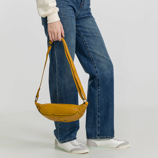 Сумка на пояс Dr. Koffer из натуральной кожи желтая