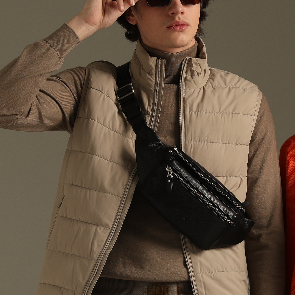 Сумка на пояс Dr. Koffer из натуральной кожи черная