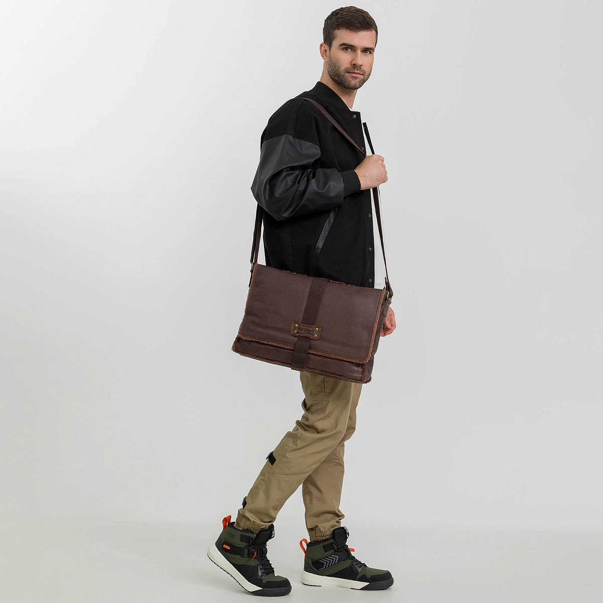 Сумка через плечо Dr.Koffer из натуральной кожи коричневая