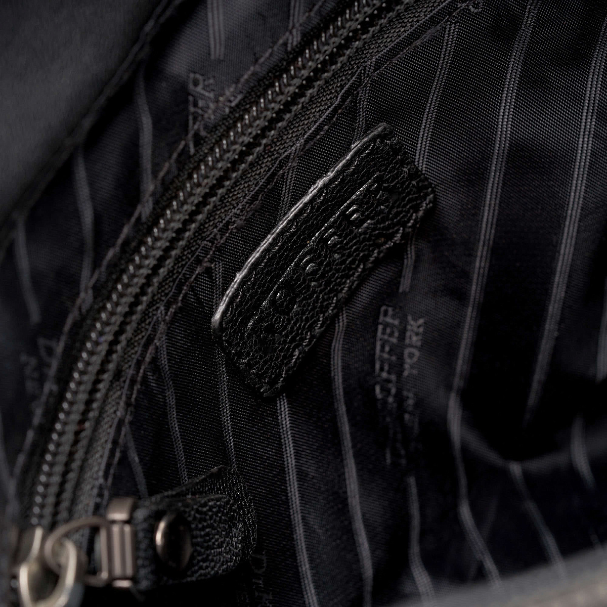 Сумка через плечо Dr.Koffer из натуральной кожи черная