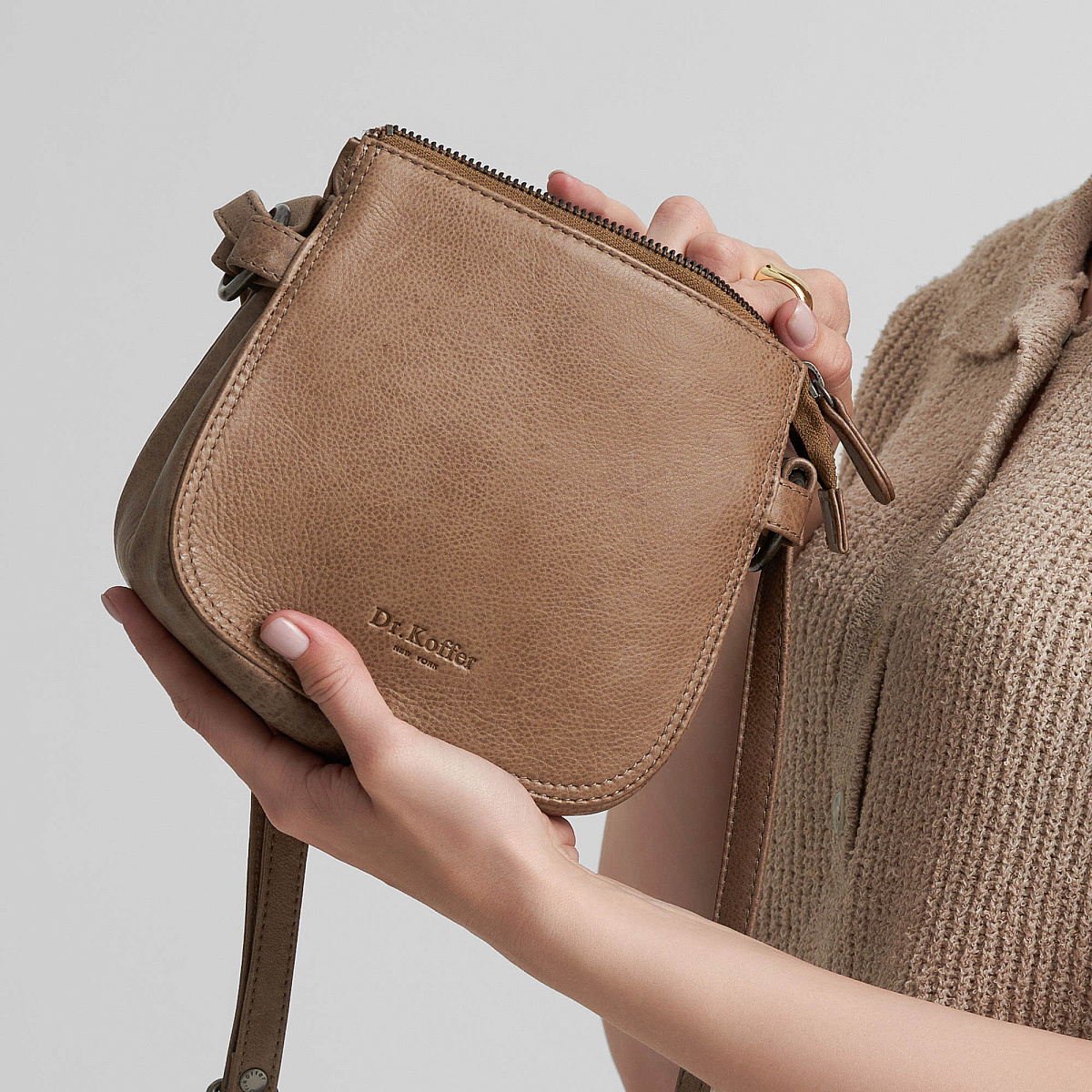 Женская сумка Dr.Koffer из натуральной кожи бежевая