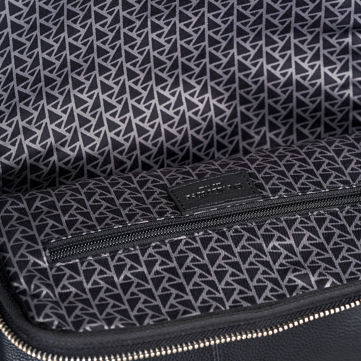 Сумка через плечо Dr.Koffer из натуральной кожи черная